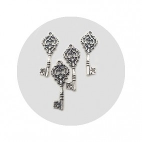 Accesorii metalice argintii charm cheie 30x12mm